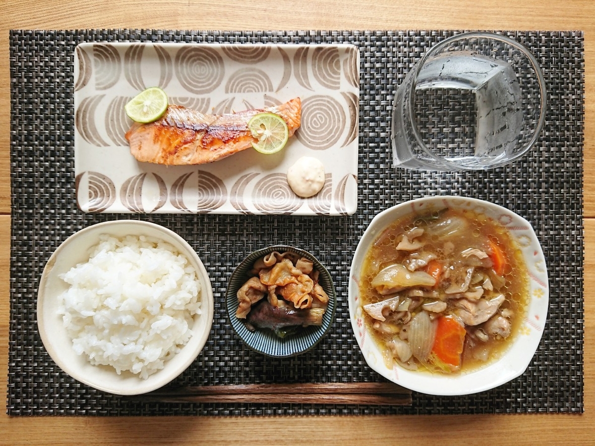 ご飯 焼き鮭 煮物 豚肉と茄子の炒め物 水