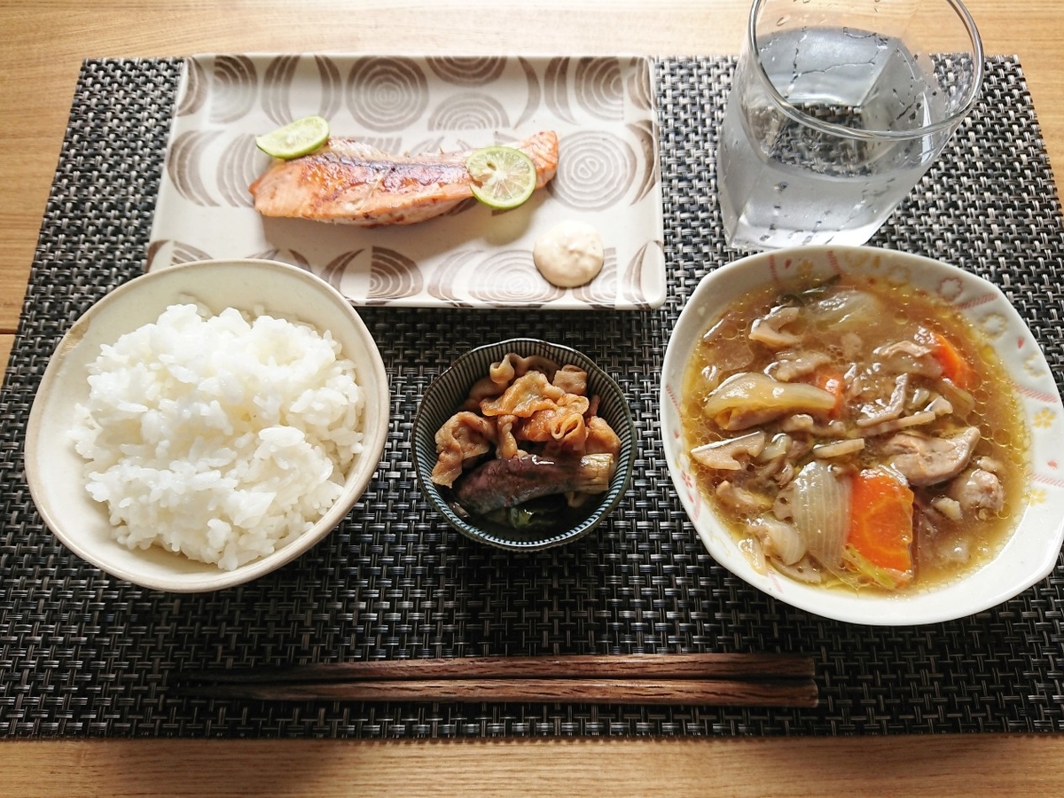 ご飯 焼き鮭 煮物 豚肉と茄子の炒め物 水