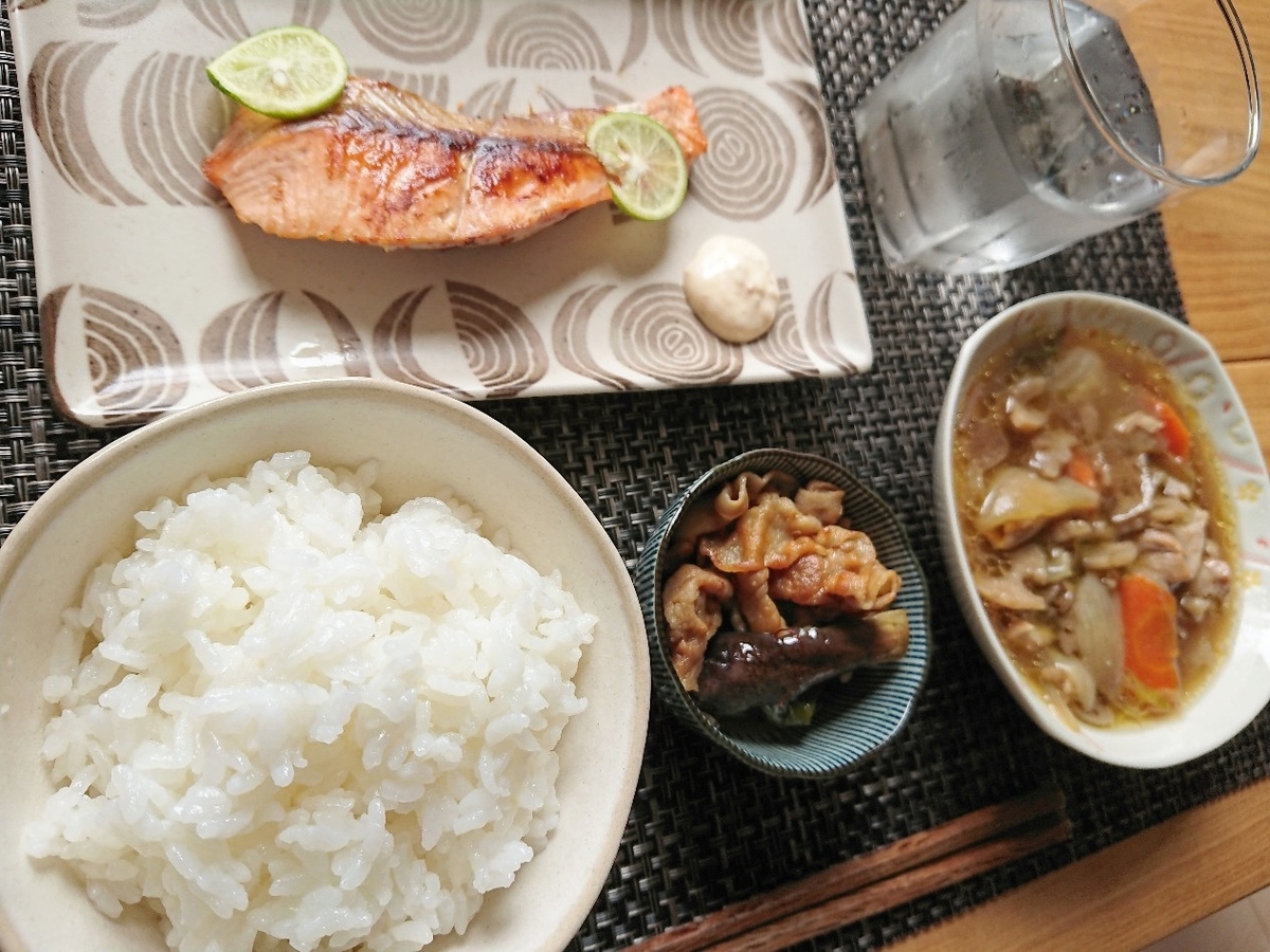 ご飯 焼き鮭 煮物 豚肉と茄子の炒め物 水