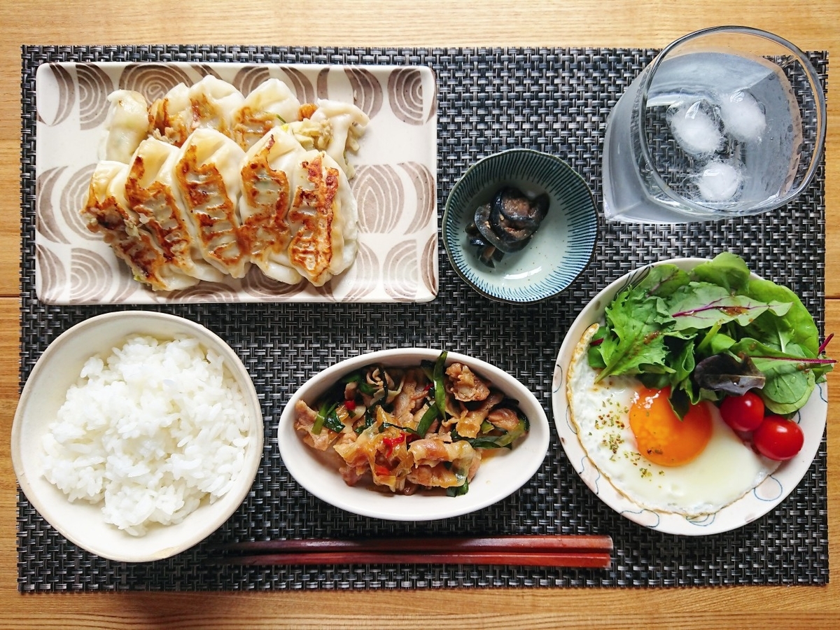 ご飯 餃子 豚バラの炒め物 目玉焼き サラダ 水