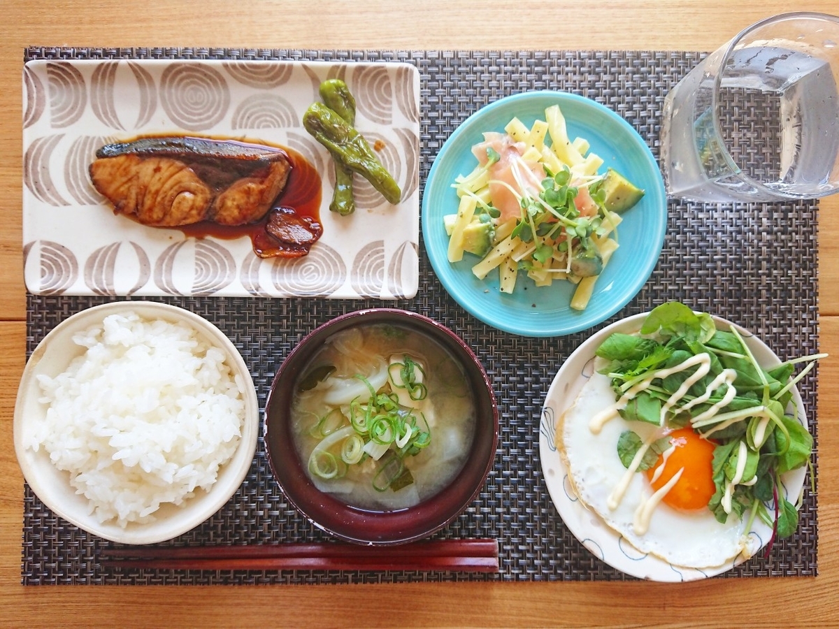 ご飯 味噌汁 ぶりの照り焼き 目玉焼き マカロニサラダ 