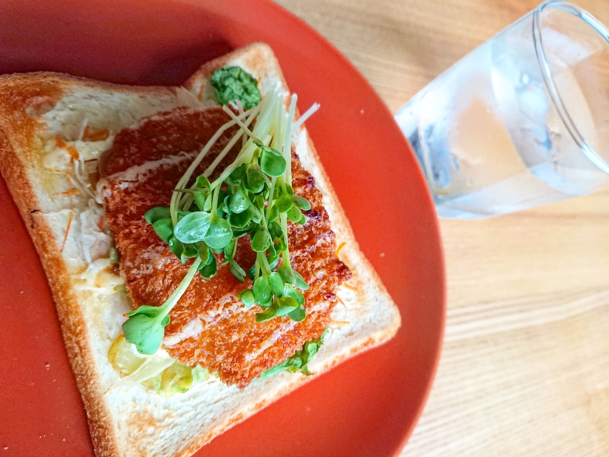 f:id:oomametomame:20191106132029j:plain メンチカツがのったトースト