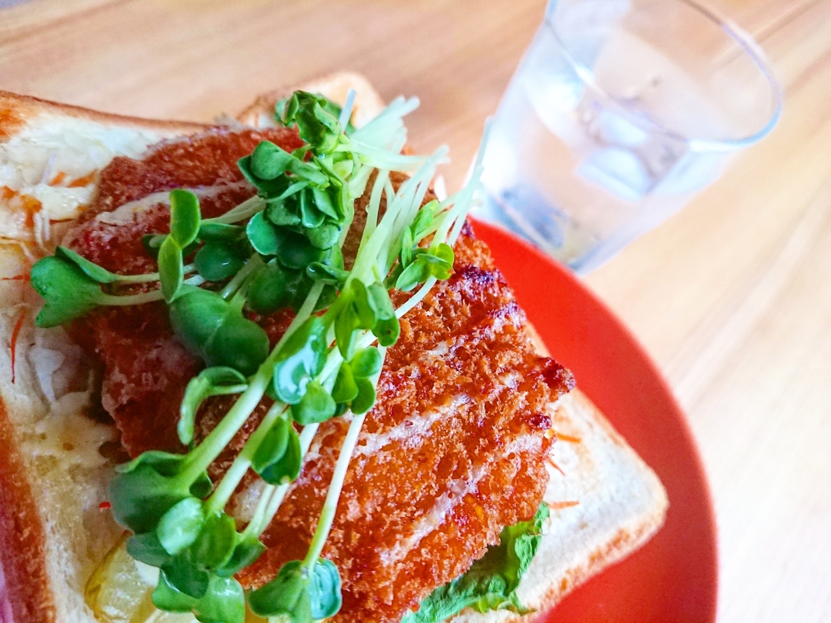 f:id:oomametomame:20191106132203j:plain メンチカツがのったトースト