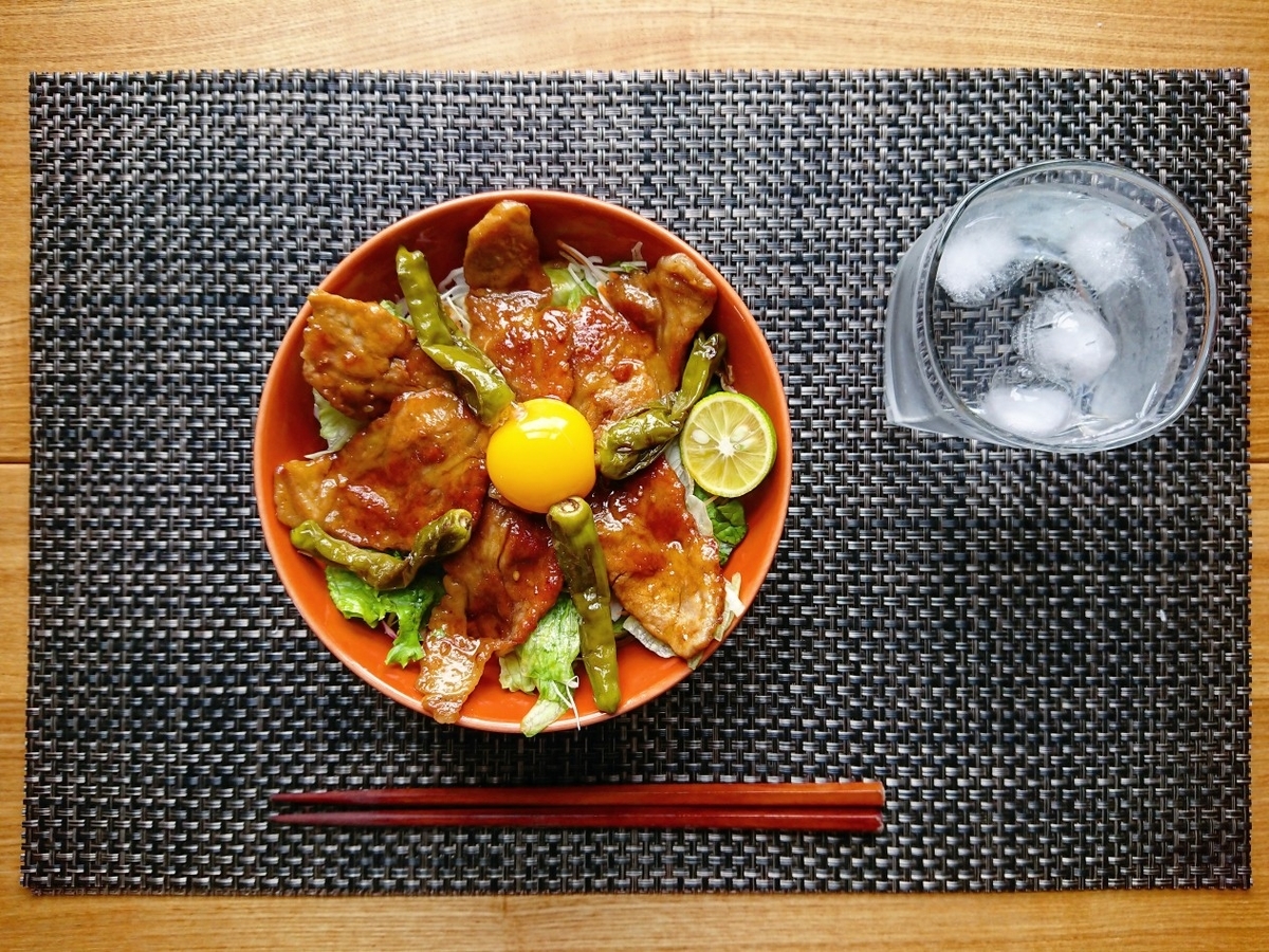 卵黄がのった焼肉丼