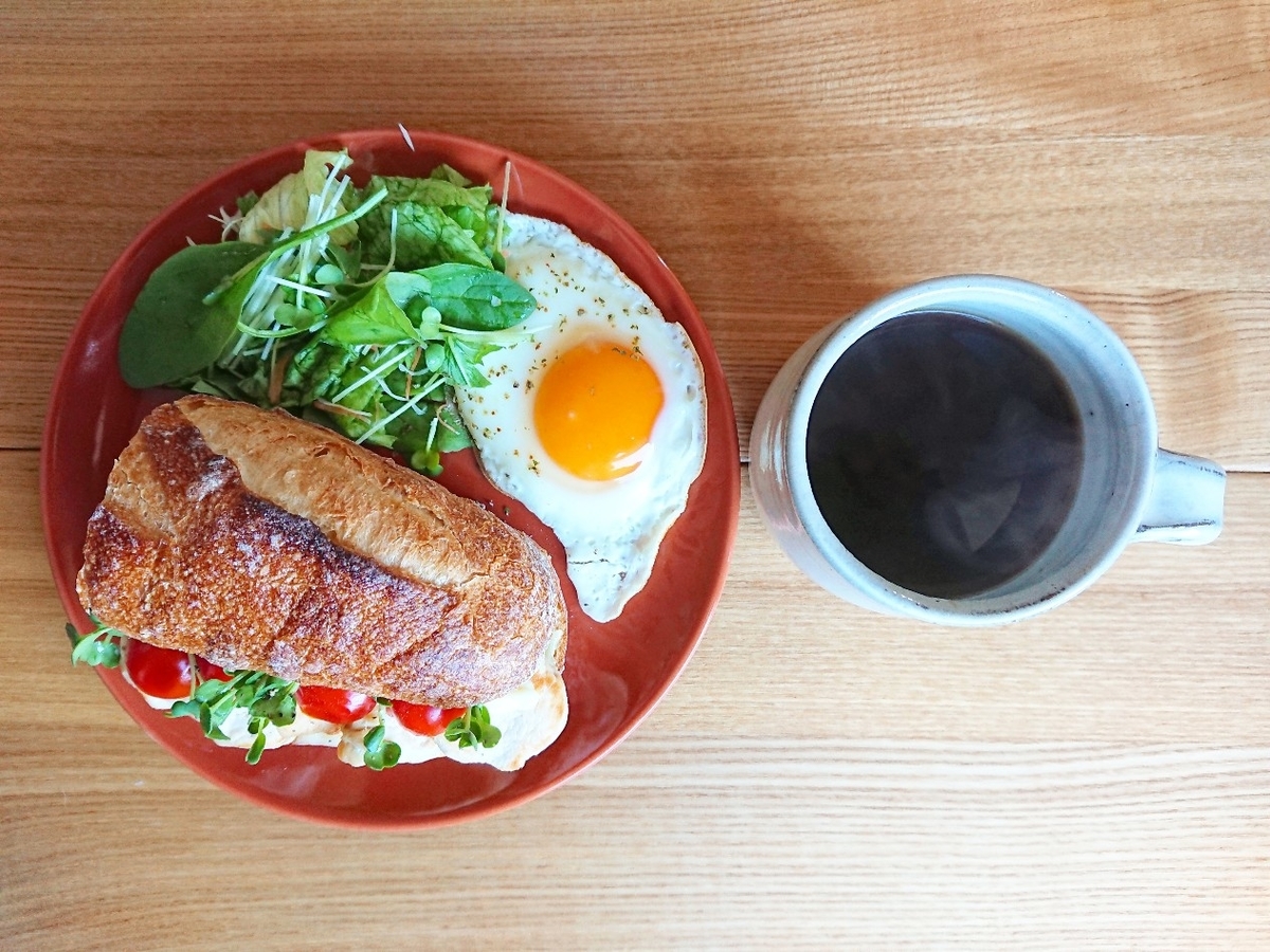 サンドイッチ 目玉焼き サラダ ホットコーヒー