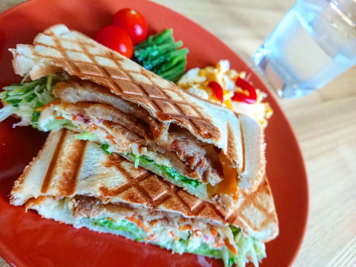 f:id:oomametomame:20191110214757j:plain 焼肉が挟まったホットサンド ほうれん草 スクランブルエッグ 水