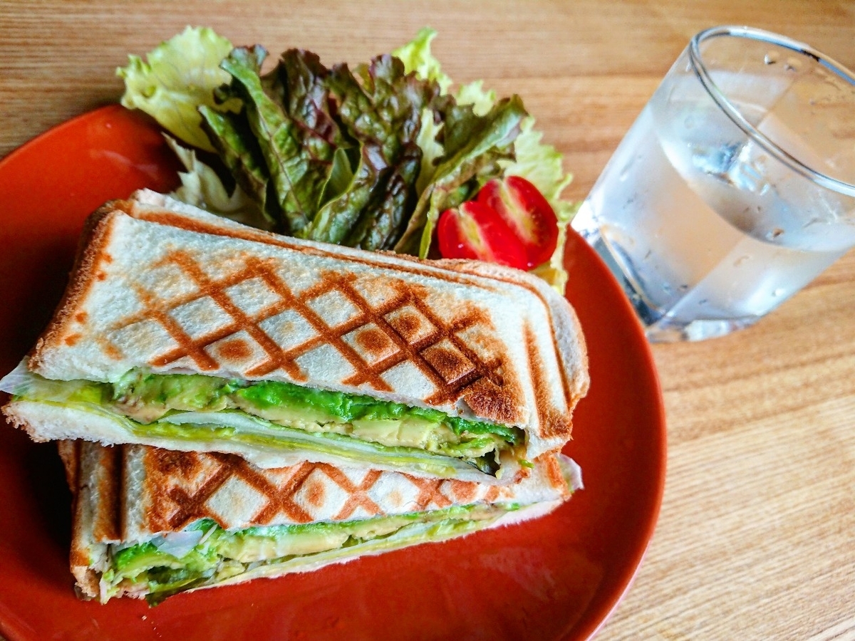 f:id:oomametomame:20191112223911j:plain ボカドとレタスが挟まったホットサンド 水