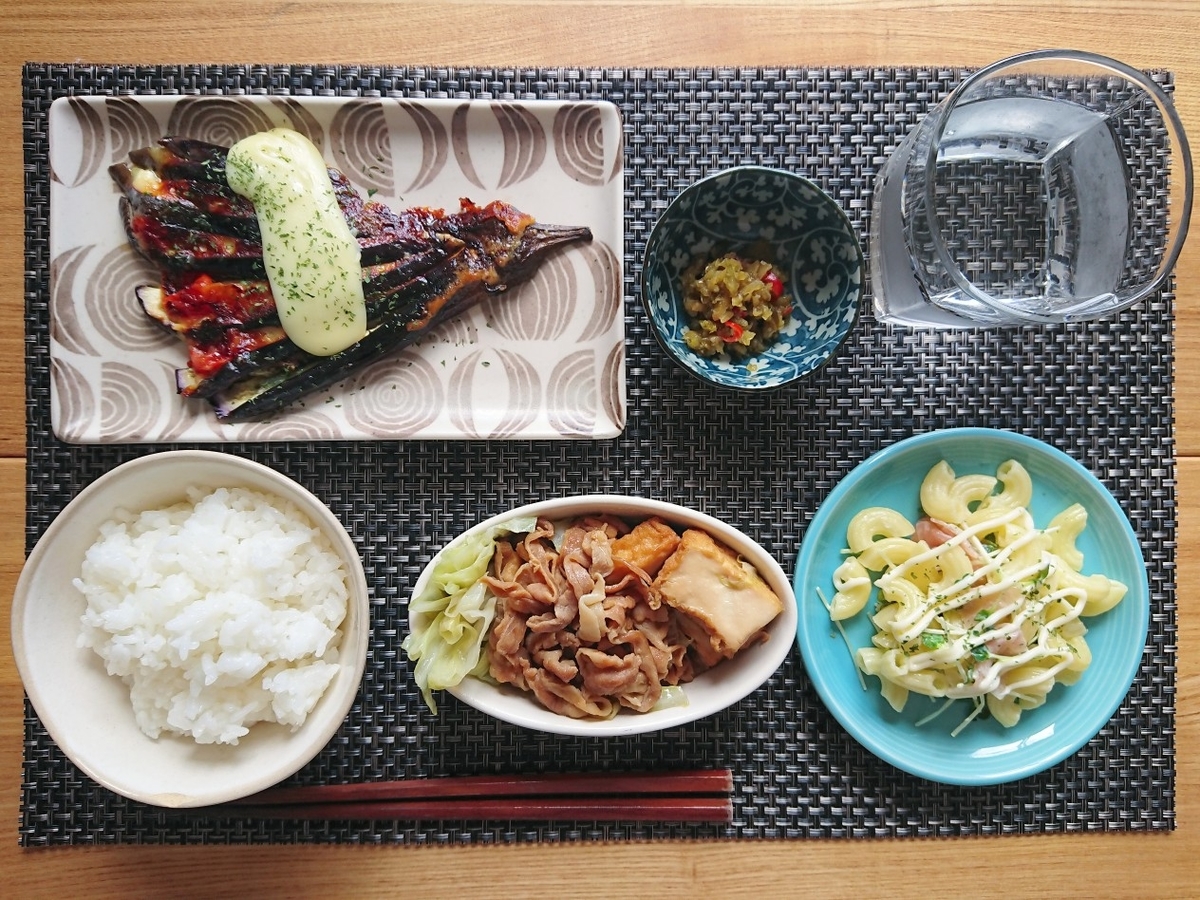 ご飯 チーズがのった焼き茄子 豚肉の煮物 マカロニサラダ 水