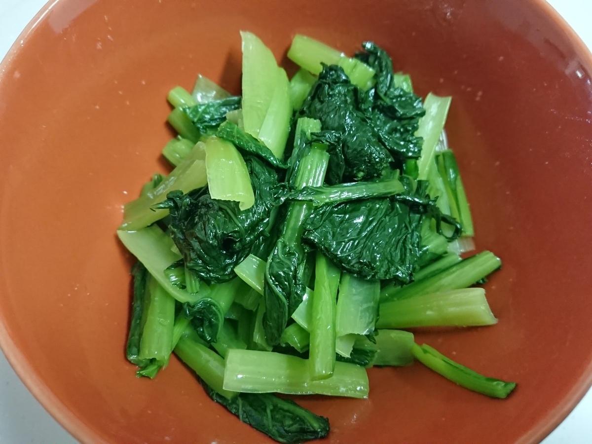 ごま油を調味料と混ぜている
