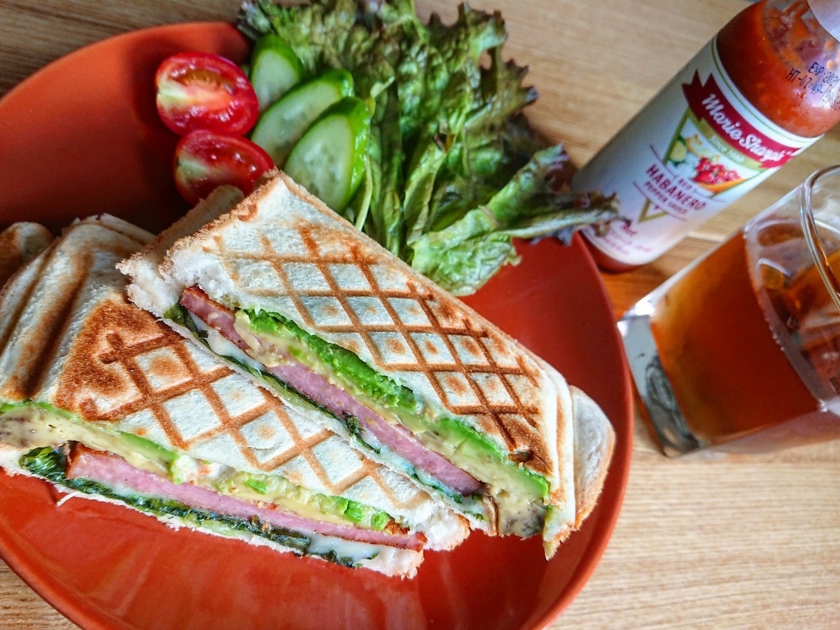 リオナソーセージとアボカドのピリ辛ホットサンドの作り方 レシピ おうちごはんストーリー