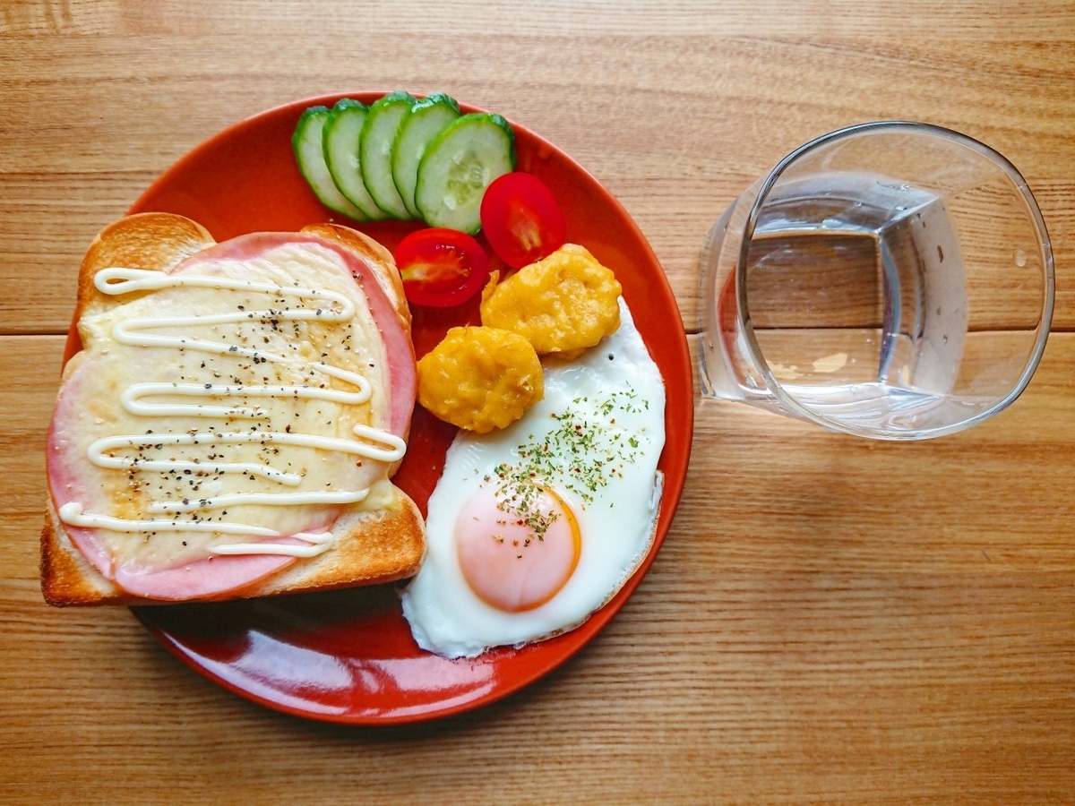 ブラックペッパーをきかせたハムチーズマヨトースト 朝食ワンプレート おうちごはんストーリー ブラックペッパーをきかせたハムチーズマヨトースト 朝食ワンプレート おうちごはんストーリー