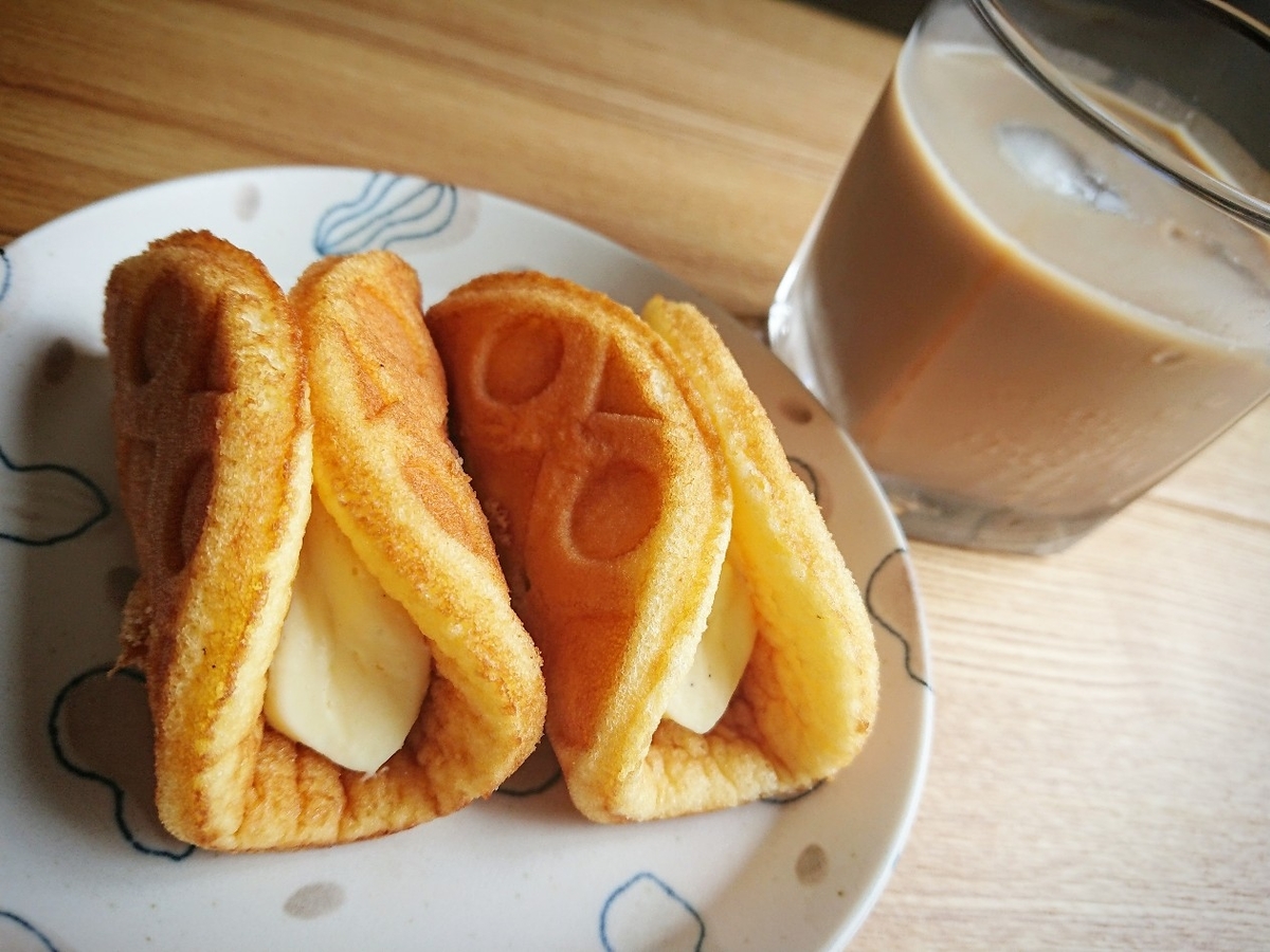 クリームが挟まったワッフルとコーヒー