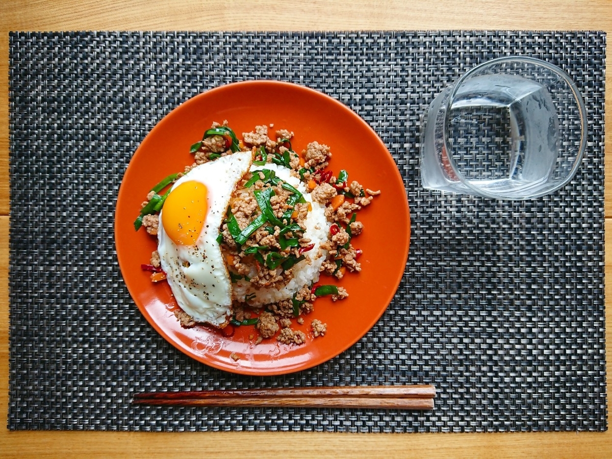 簡単主婦のお昼ごはん ニラとひき肉のピリ辛丼レシピ おうちごはんストーリー