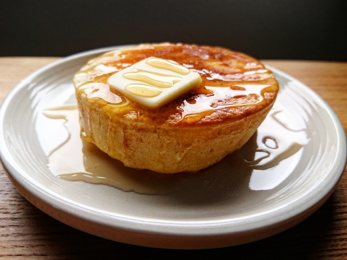 バターとシロップがかけられたホットケーキ