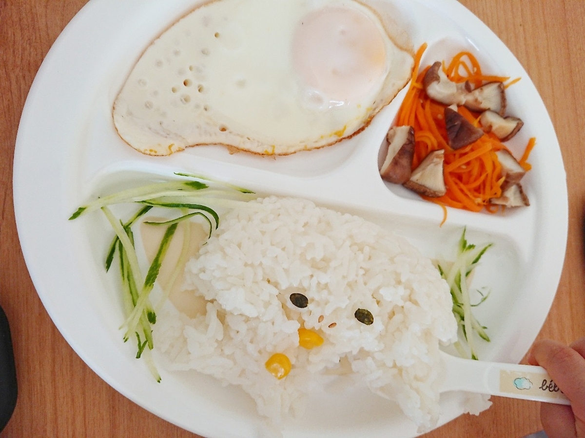 子供がごはんを食べている