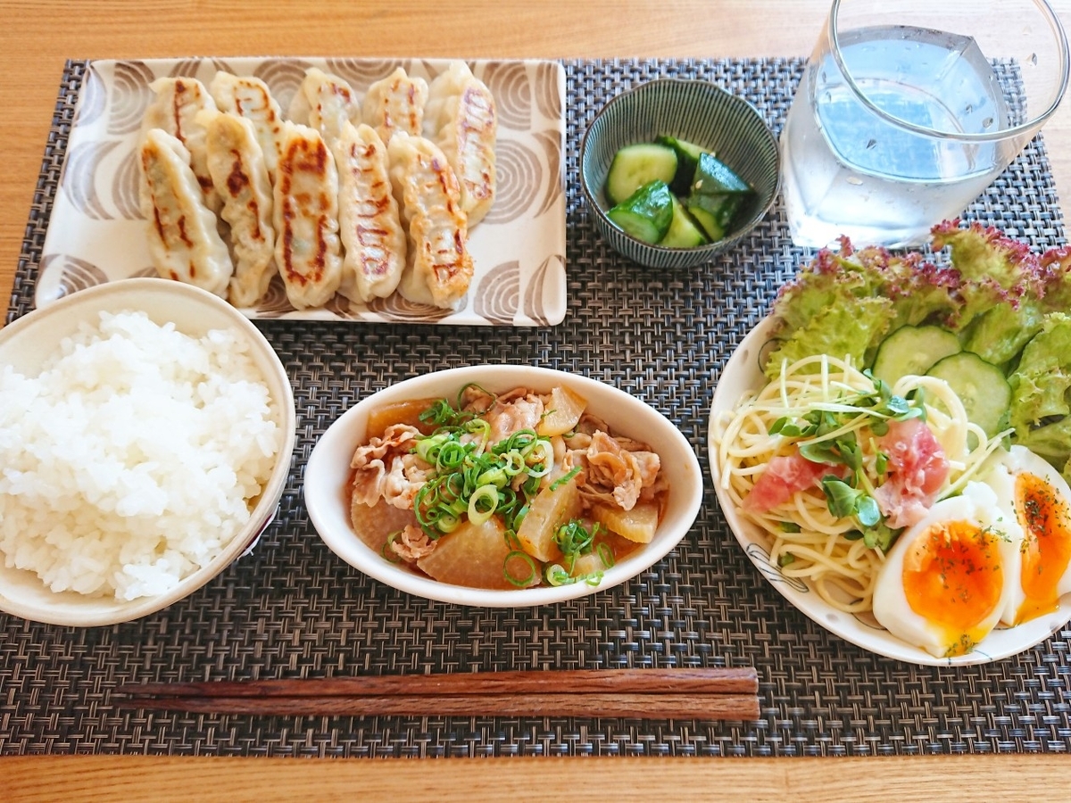 ご飯 焼き餃子 豚バラ大根 たまごサラダ きゅうり 水