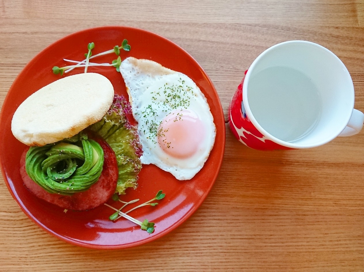 お花アボカドとボロニアソーセージのマフィンサンド