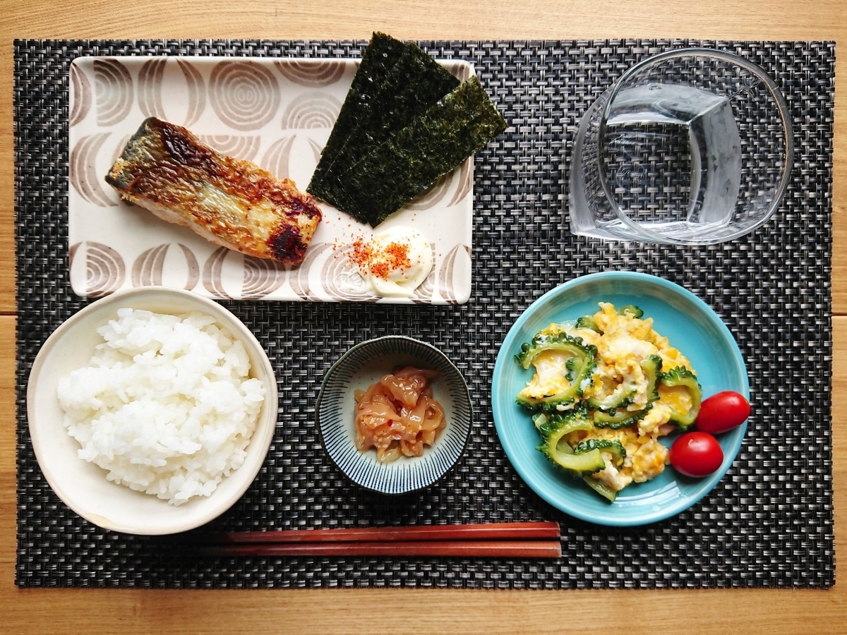 ご飯 焼き鮭 海苔 ゴーヤとたまご炒め 中華くらげ 水