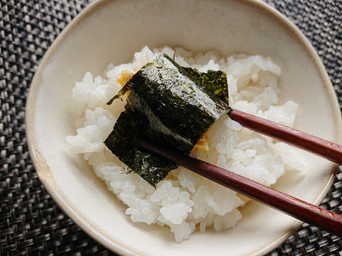 ご飯を海苔で巻いて食べる様子