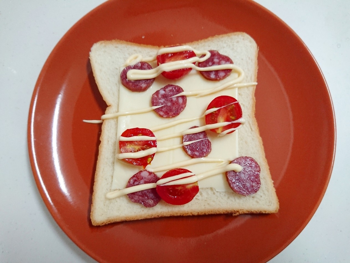 食パンの上に具材とマヨネーズ