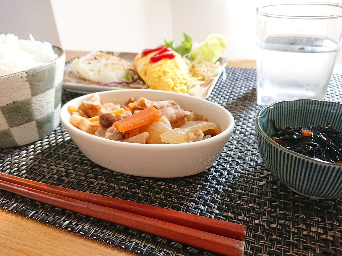 ご飯 白身魚のムニエル オムレツ 豚肉の煮物 ひじきの煮物