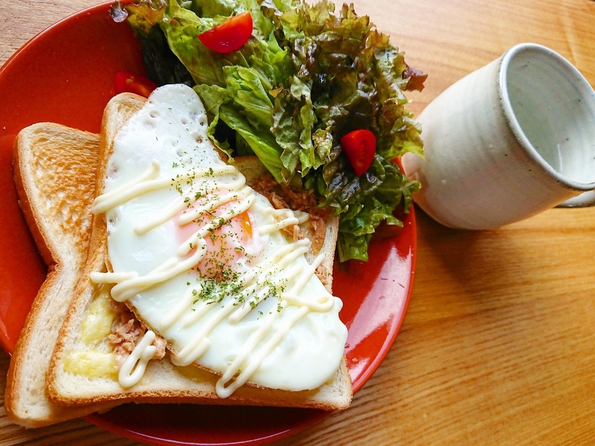 ツナマヨ目玉焼きがのったトースト サラダ 飲み物