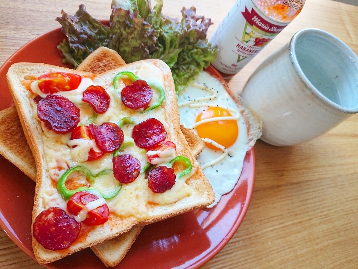 ピザトースト 目玉焼き サラダ ハバネロソース