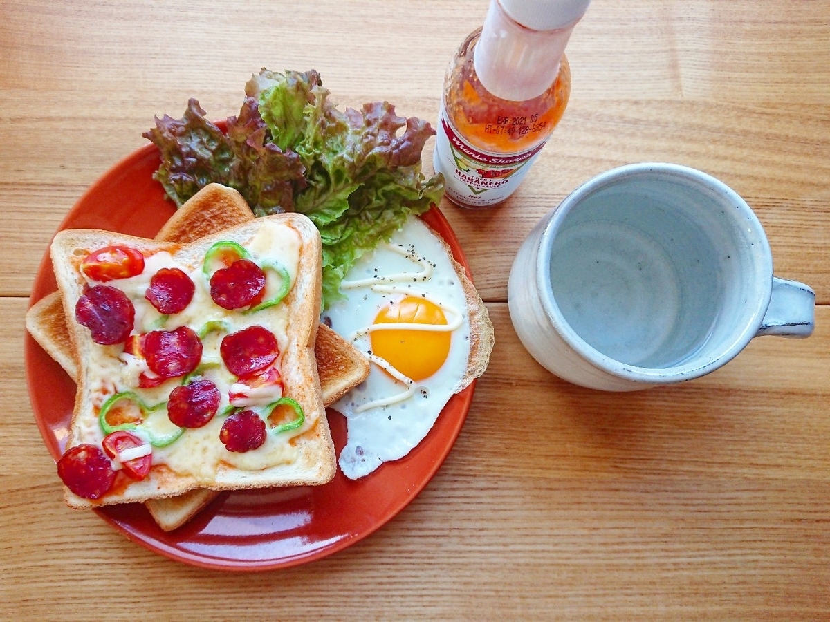 ピザトースト 目玉焼き サラダ ハバネロソース