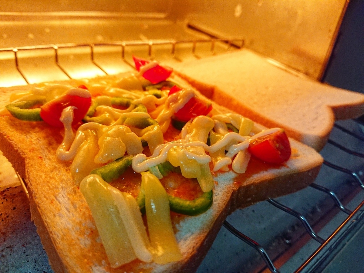 オーブントースターでピザトーストを焼いている