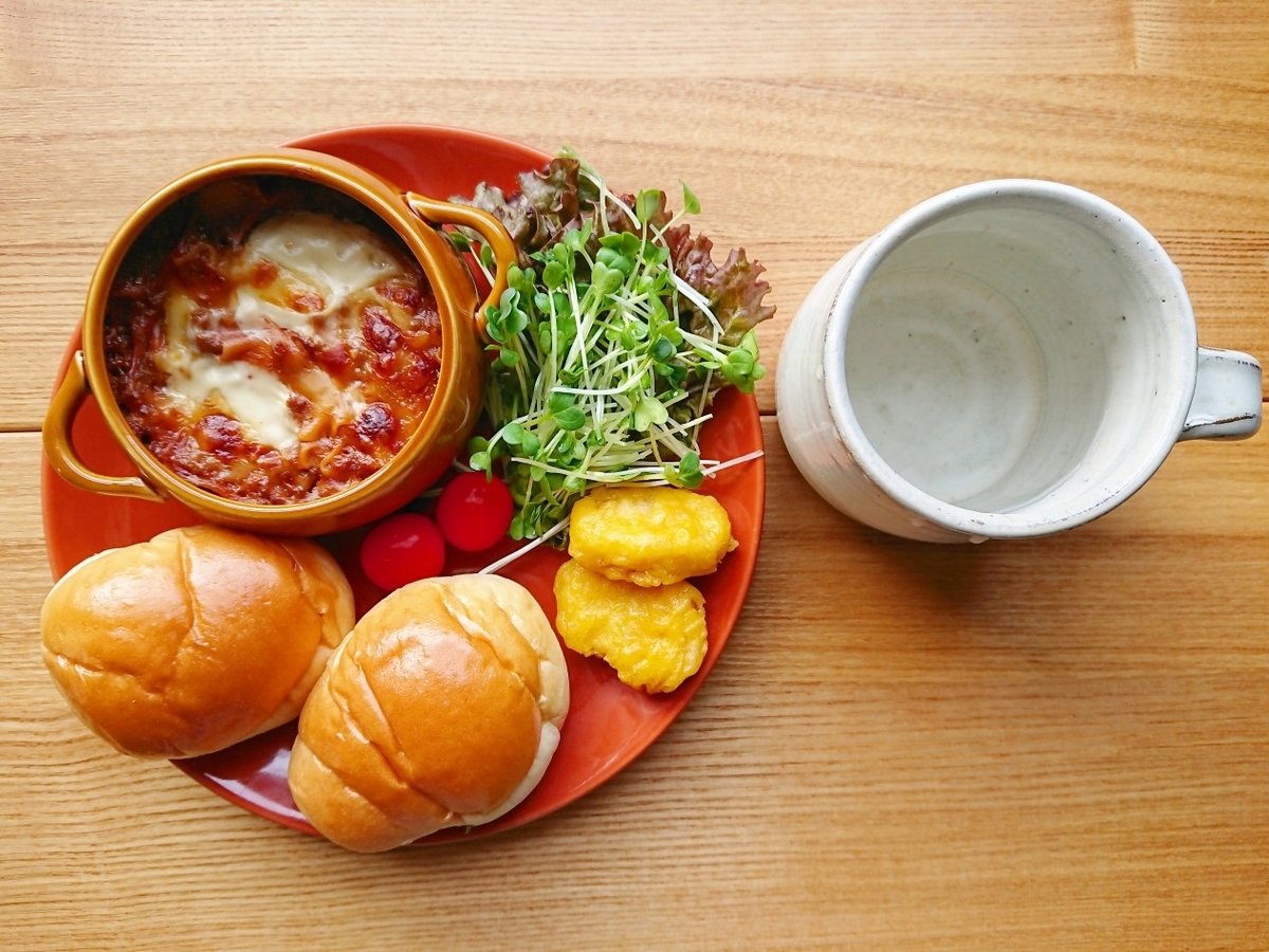 ロールパン ラザニア サラダ チキンナゲット 飲み物