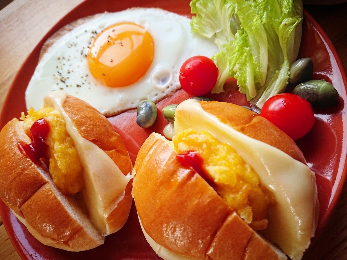 チキンナゲットとチーズが挟まったロールパン 目玉焼き サラダ