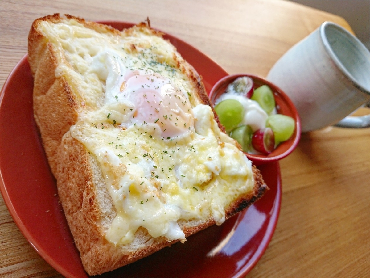 f:id:oomametomame:20200111202649j:plain 目玉焼きとチーズがのったトースト