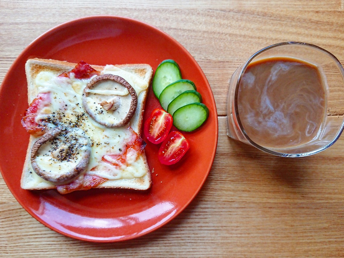 しいたけベーコンチーズがのったトースト　コーヒー