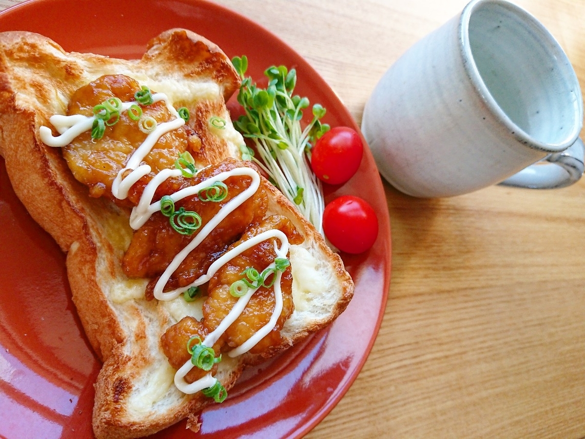 ネギマヨ唐揚げがのった食パン