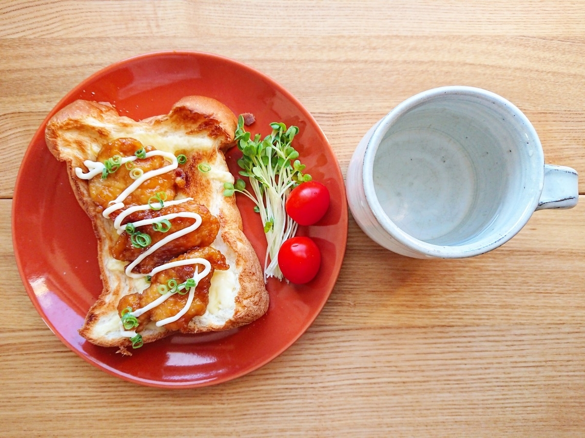 ネギマヨ唐揚げがのった食パン