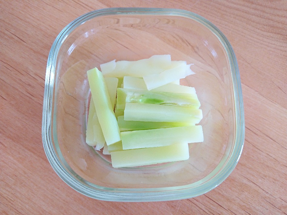 f:id:oomametomame:20200126225317j:plain 容器にブロッコリーの茎