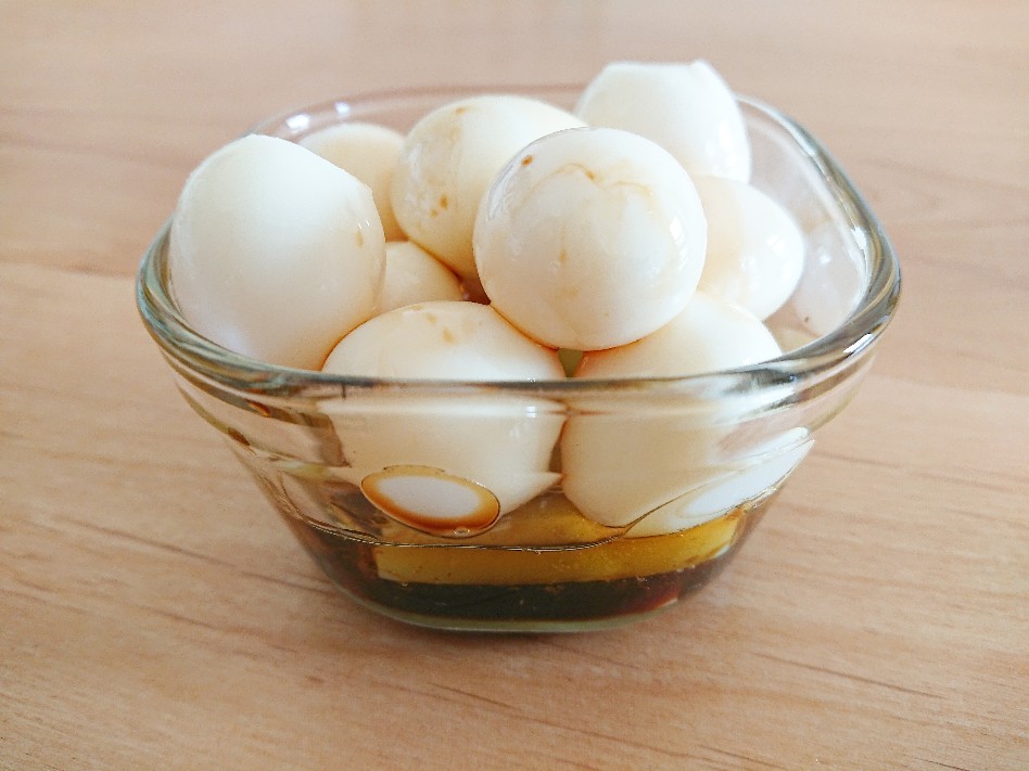 f:id:oomametomame:20200126225339j:plain しょうゆとごま油に漬けたうずらとブロッコリーの茎