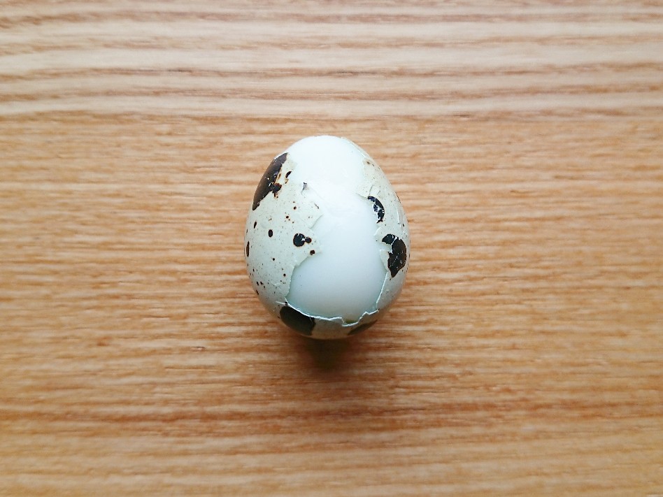 f:id:oomametomame:20200126225609j:plain 殻を少し剥いたうずらの卵