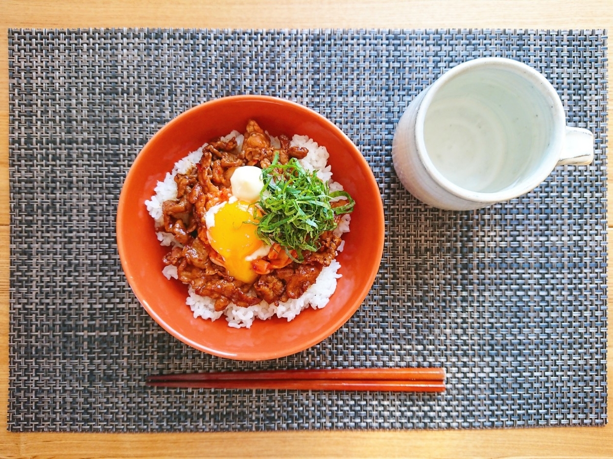 半熟卵がのった豚キムチ丼