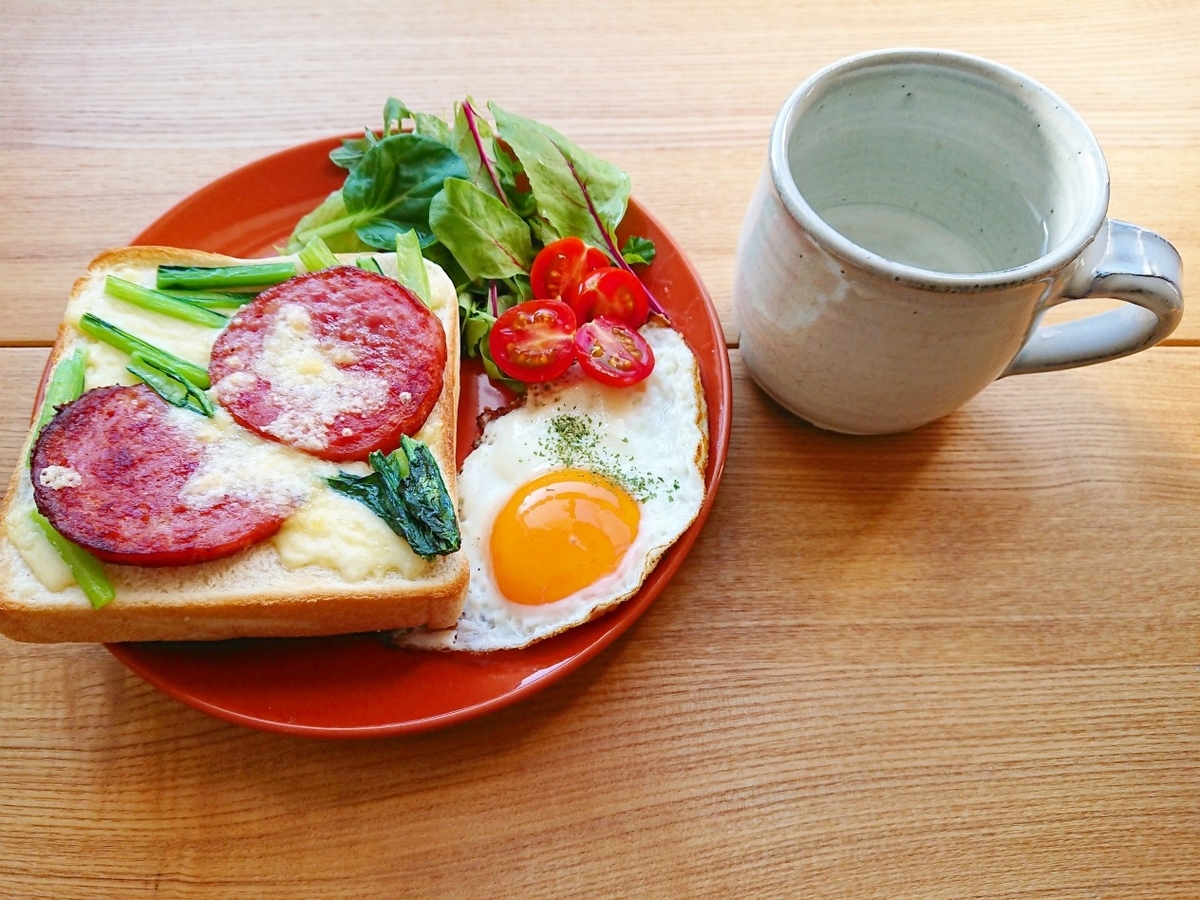 ソーセージと小松菜とチーズがのったトースト