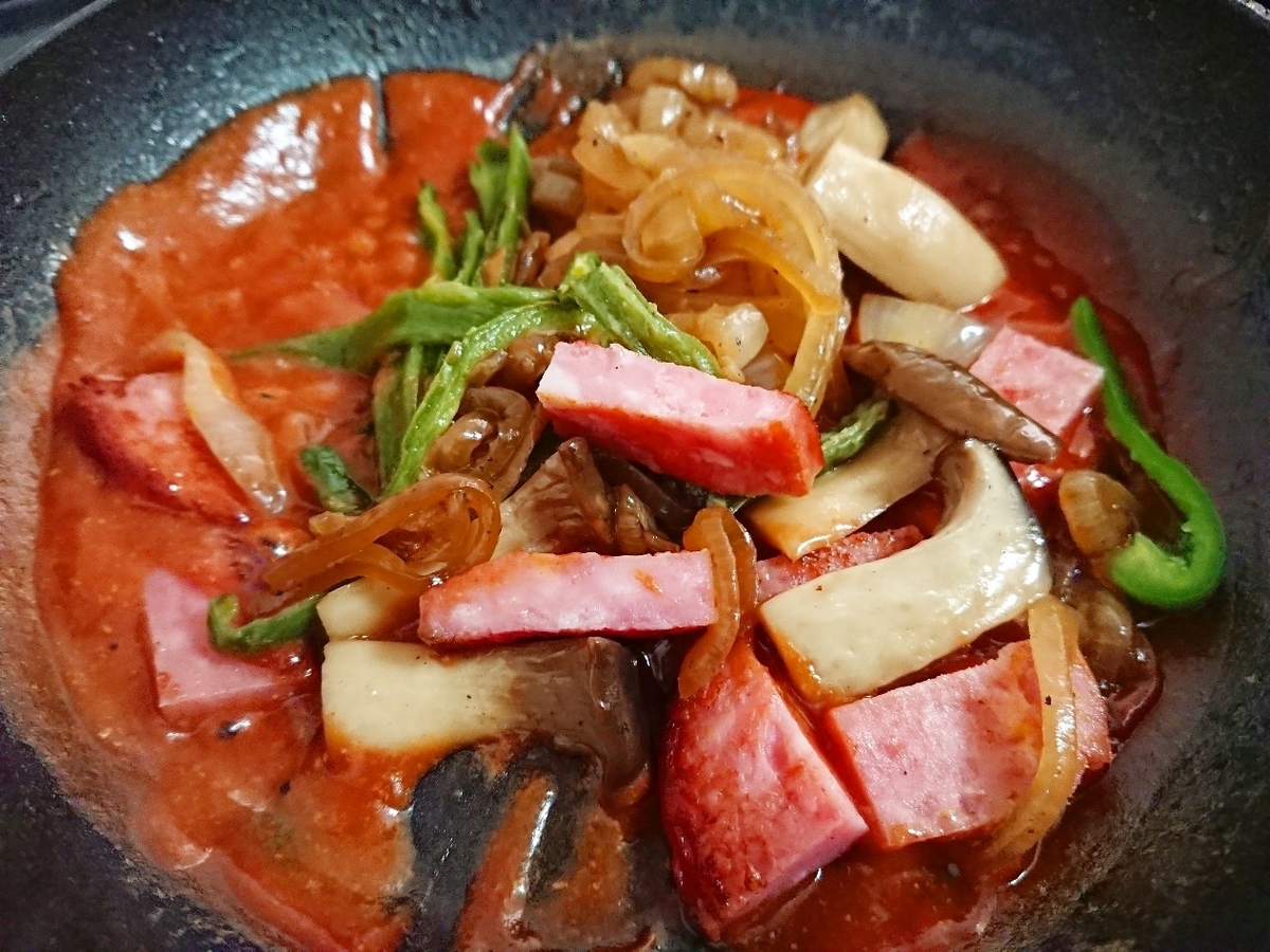 フライパンにケチャップと炒めた野菜