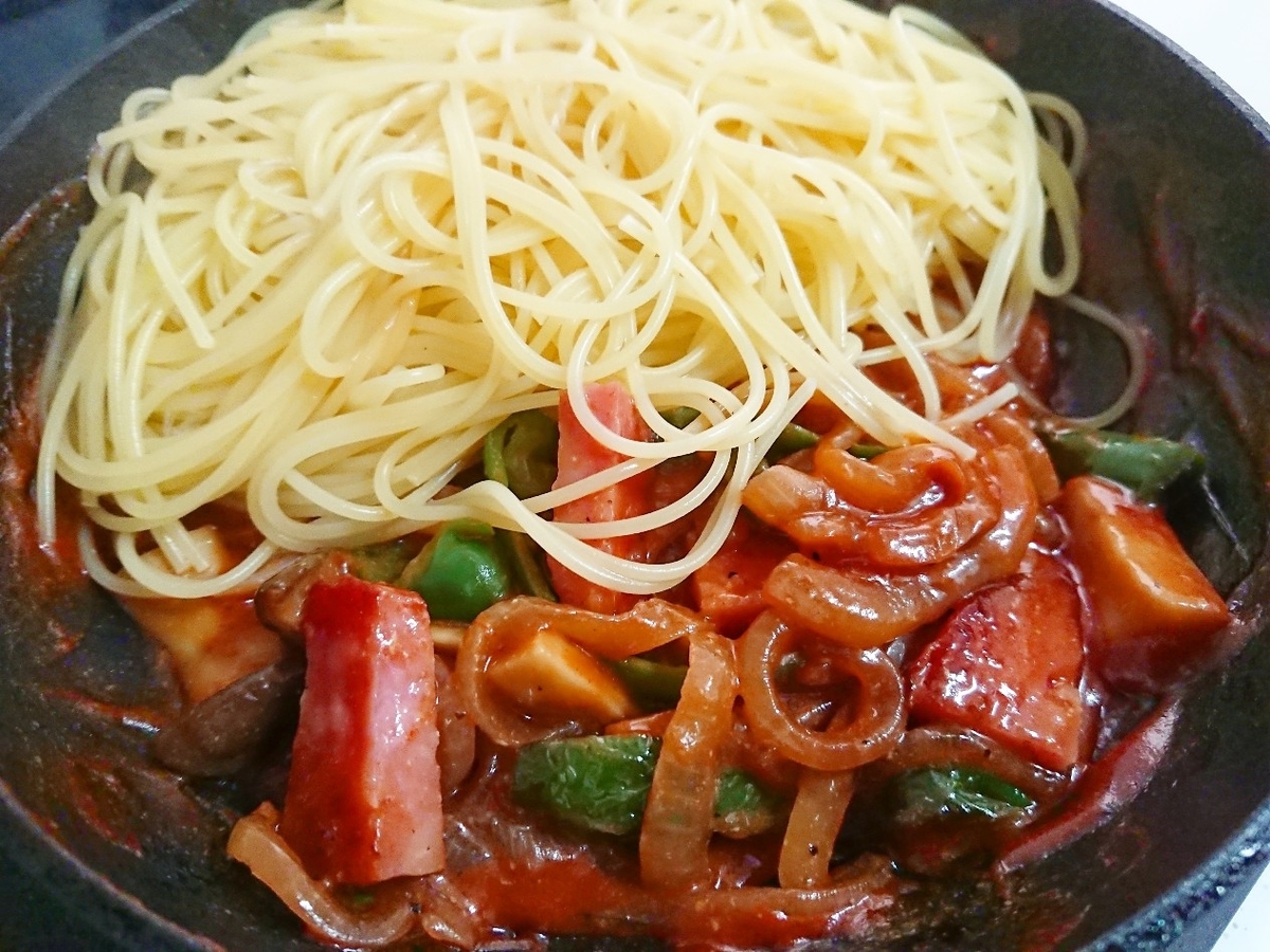 フライパンにパスタ投入