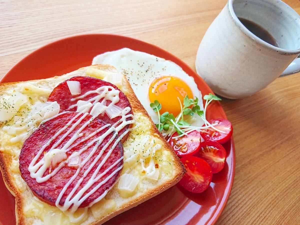 らっきょうとボロニアソーセージがのったトースト 目玉焼き ！野菜 コーヒー