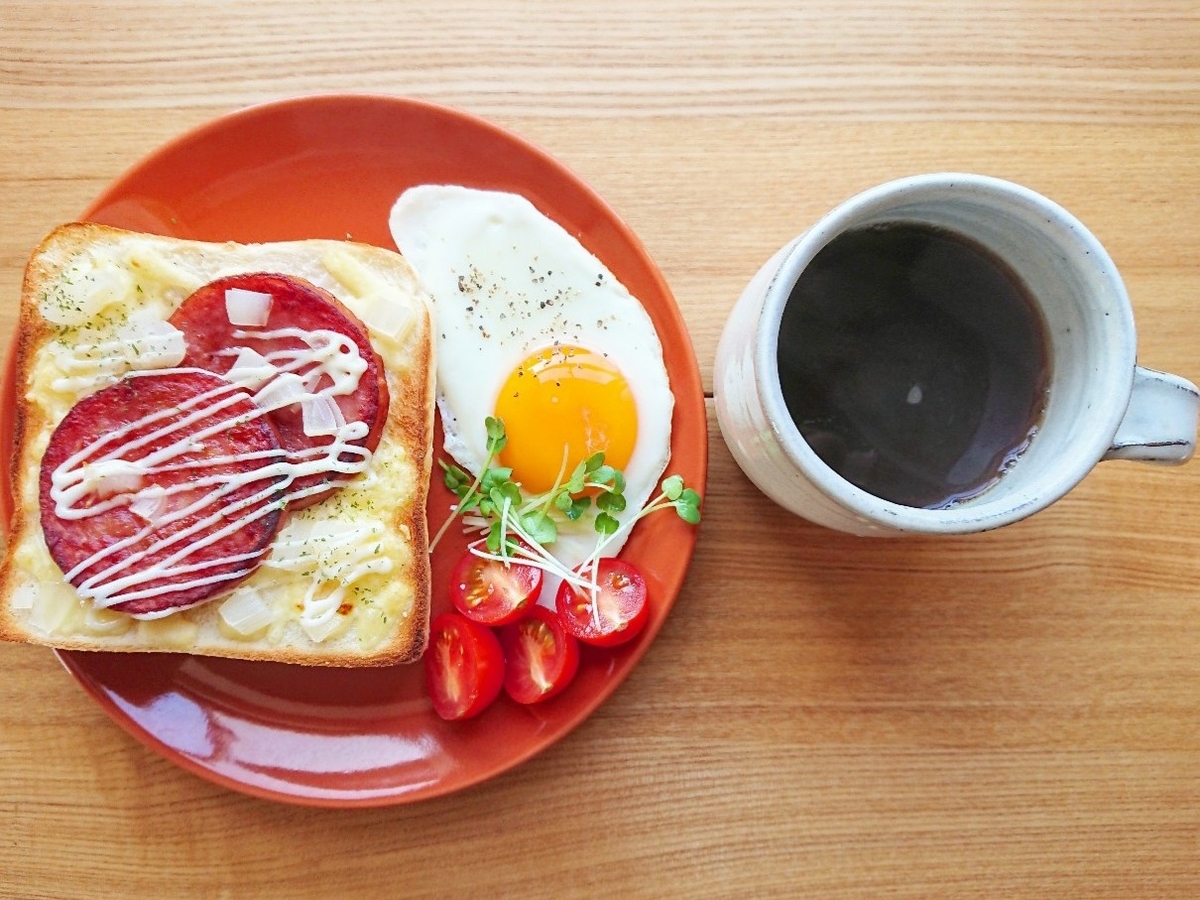 らっきょうとボロニアソーセージがのったトースト 目玉焼き 野菜 コーヒー