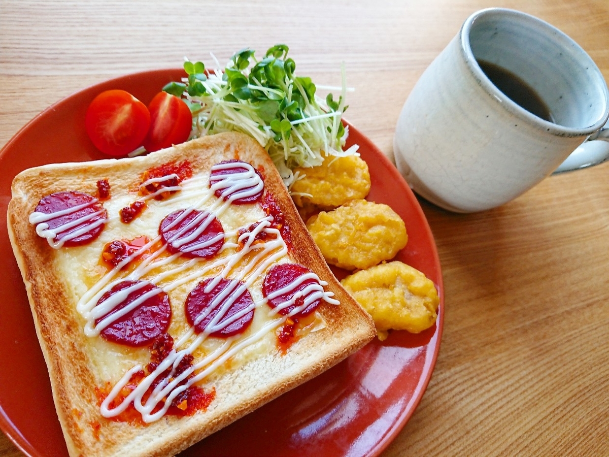 ラー油がかかったサラミマヨトースト チキンナゲット サラダ ブラックコーヒー