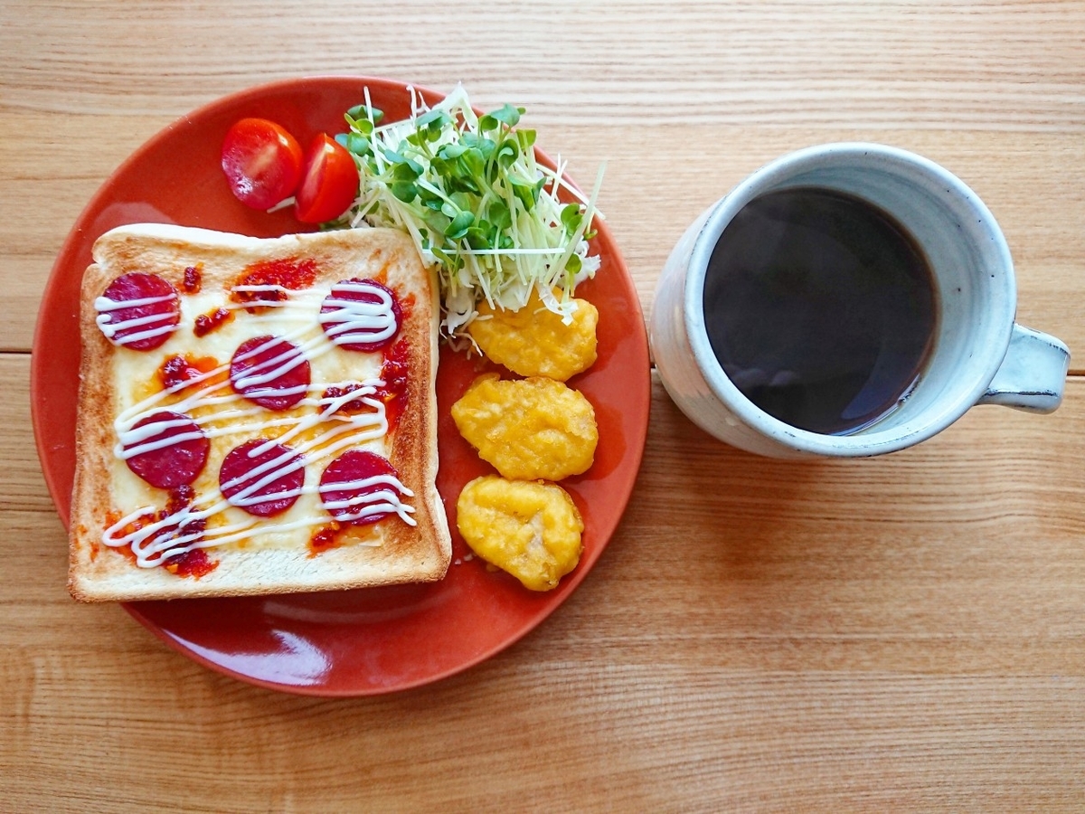 ラー油がかかったサラミマヨトースト チキンナゲット サラダ ブラックコーヒー