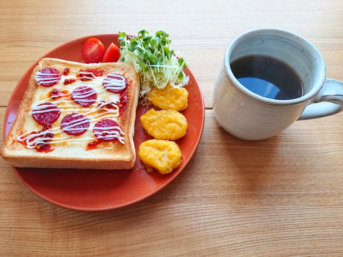 ラー油がかかったサラミマヨトースト チキンナゲット サラダ ブラックコーヒー