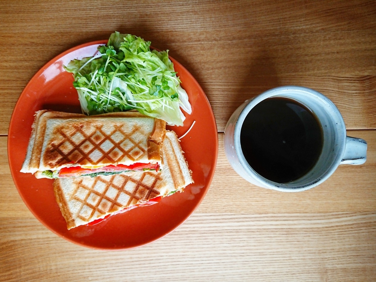 ベーコンレタストマトエッグホットサンドイッチ コーヒー