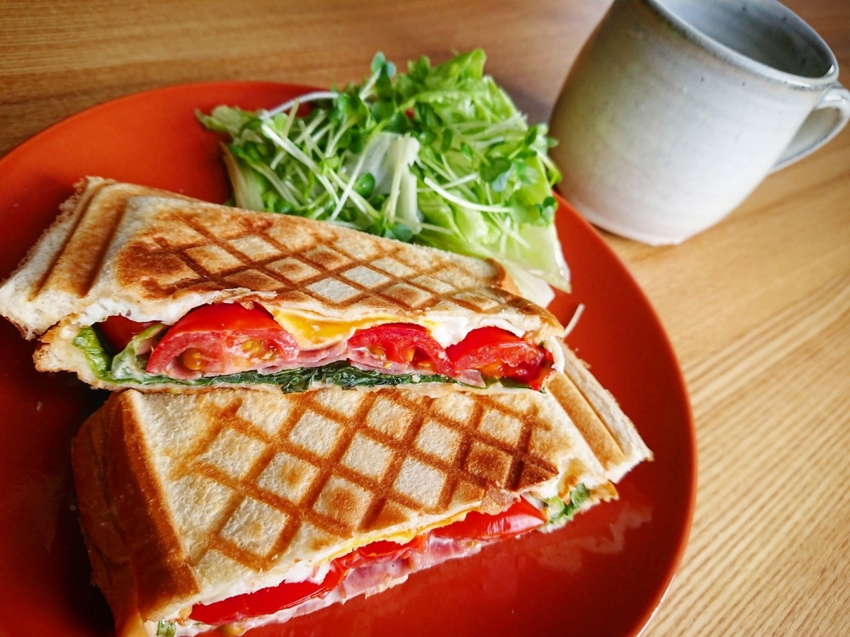 ベーコンレタストマトエッグホットサンドイッチ コーヒー