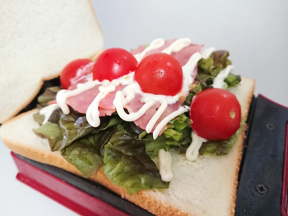 食パンの上にレタス、ベーコン、トマト